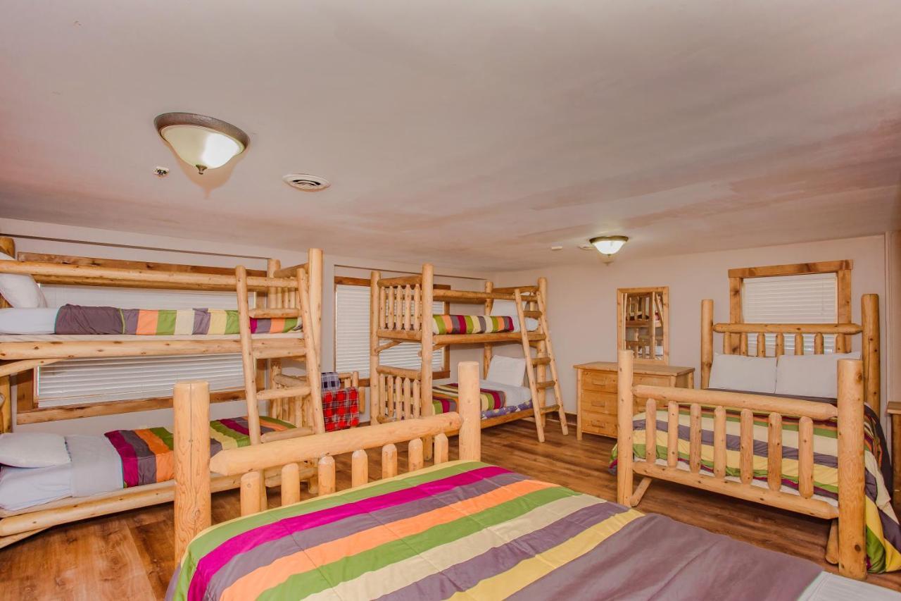 Smoky Bear Lodge With Guest House, Hot Tub, 1089 Free Tickets Each Paid Day, Dollywood And More Sevierville Exterior photo